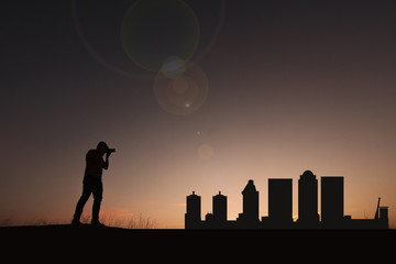 Obraz na płótnie Canvas traveler in front of louisville city skyline in united states