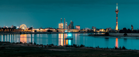 Die Skyline von D&uuml;sseldorf am Rhein ist in der Nacht besonders sch&ouml;n