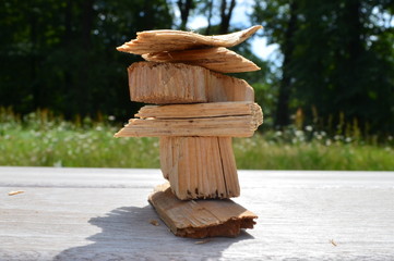 kleine Skulptur aus braunem Holz