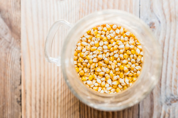 Grains de maïs dans un bocal en verre