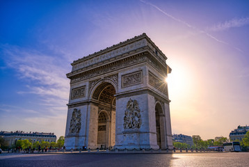 A view of the Arc de Triomphe located in Paris, France. - obrazy, fototapety, plakaty