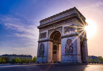 Fototapeta premium A view of the Arc de Triomphe located in Paris, France.