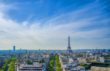 Obraz premium A view of the Eiffel Tower and Paris, France from the Arc de Triomphe.