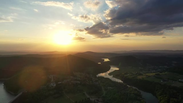 zapora - solina w tle piękne bieszczady
