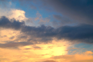 Obraz premium Duże białe chmury cumulusów na niebieskim niebie dla ekologii lub natury.