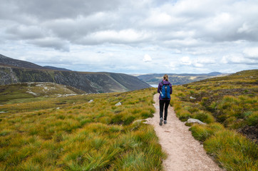 Wanderin vor dem Ausblick auf den Loch Muick, Cairngorms National Park