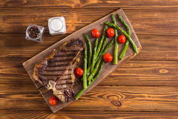 Grilled T-bone steak with asparagus and cherry tomatoes