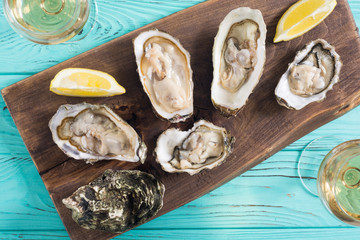 Fresh Oysters with lemon and white wine