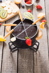Chocolate fondue whith fruit and berries