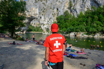 Sauveteurs surveillant la baignade en rivière