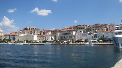 Fototapeta na wymiar Chorwacja, Szybenik - malowniczy widok na nabrzeże portowe.