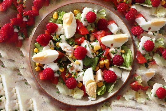 Salade d'&eacute;t&eacute; de laitue &agrave; la tomate, aux oeufs durs, ma&iuml;s, mozzarella de bufflonne et framboises