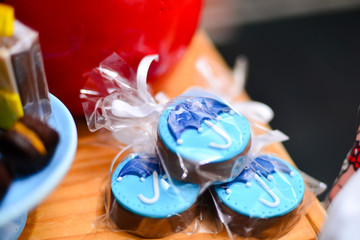 alfajor, alfajor with umbrella design on the candy table, children's party sweets, gourmet dessert table, brazilian party sweets, elegant event catering, decorative sweet treats