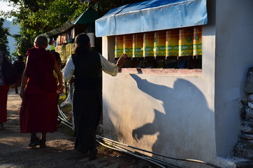 インドのダラムシャーラー　チベット仏教寺院のマニ車を回す巡礼者