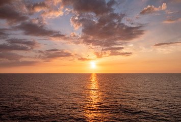 Naklejka na ściany i meble Water horizon with sun setting