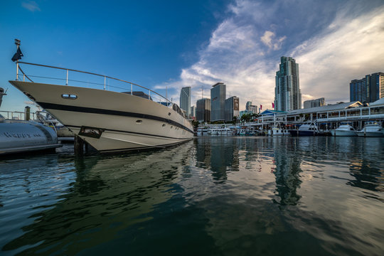 Yate y edificios
