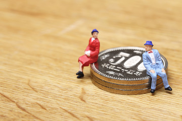 500円硬貨とシニア夫婦