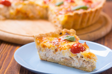 Chicken Quiche lorraine with mushrooms , tomatoes and cheese