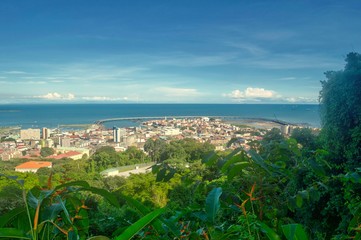 Rascacielos de la ciudad de Panamá vistos desde el cerro Ancón. Vista de la ciudad de Panamá desde el cerro Ancón. Agua y rascacielos en el horizonte. Hermoso cielo azul despejado