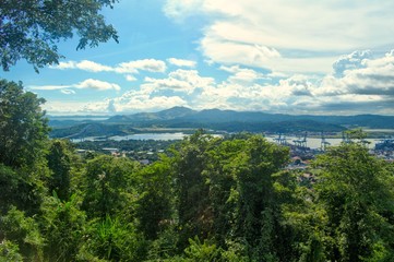 Fototapeta na wymiar Vista de la ciudad y canal de Panamá desde la cerro Ancón. Hermosa vista panorámica desde el cerro Ancón en panamá. Montañas y cielo azul con nubes en el horizonte.