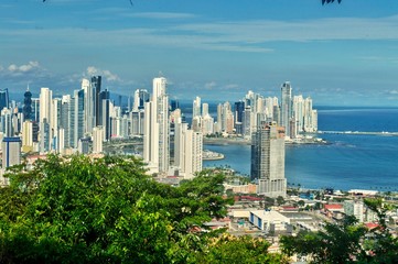 Rascacielos de la ciudad de Panamá vistos desde el cerro Ancón. Vista de la ciudad de Panamá desde el cerro Ancón. Agua y rascacielos en el horizonte. Hermoso cielo azul despejado