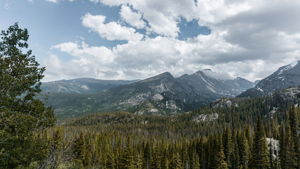 Obraz premium view of mountains and lake