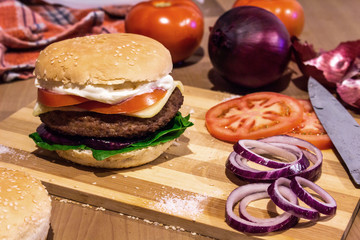 HAMBURGUESA TOMATES CEBOLLA FOOD STYLING