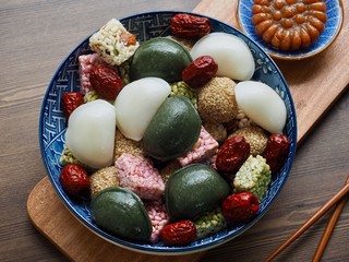 Fototapeta na wymiar 한국의 전통음식 한과, 송편, 모듬한과, 대추, 깨강정, 약과