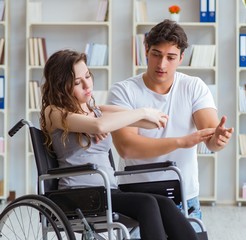 Obraz premium Patient undergoing rehabilitation recovery programme with doctor