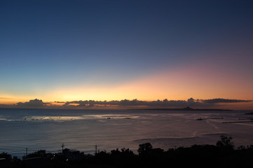 夕暮れの空の色がオレンジと青に分かれている