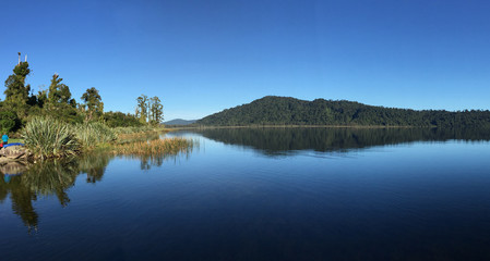 Obraz na płótnie Canvas Mirror image reflections on a serene calm South Island Lake