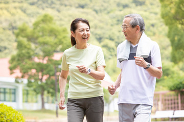 ジョギングするシニアカップル