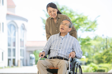 車椅子で出かけるシニア