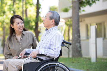 会話をするシニアカップル