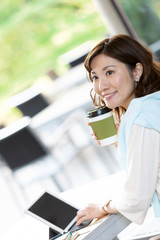 Fototapeta premium カフェで仕事をする女性