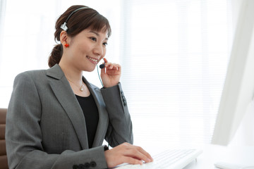 インカムを付けているビジネスウーマン