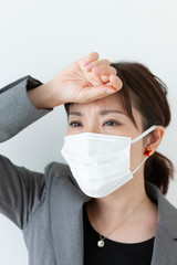 マスクをしたビジネスウーマン