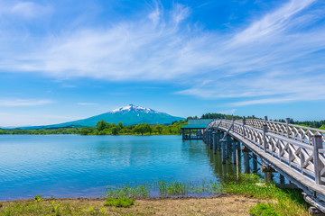 Fototapeta premium 鶴の舞橋と岩木山