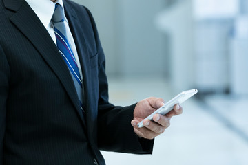 スマートフォンを操作するビジネスマン