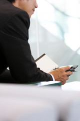 座って話を聞くビジネスマン