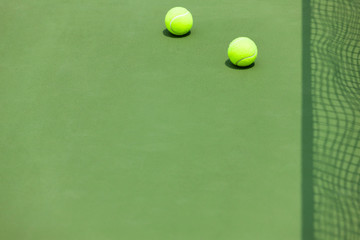 テニスボールとテニスコート