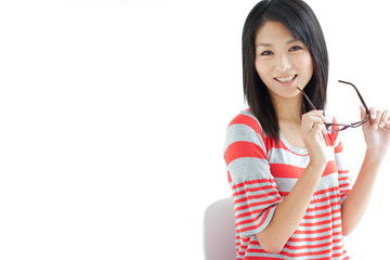 メガネをかけようとする笑顔の女性