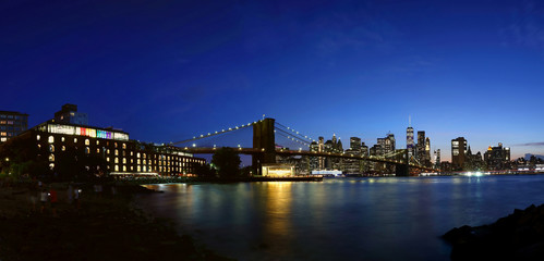 Fototapeta na wymiar New York City downtown skyline and Brooklyn bridge at sunset