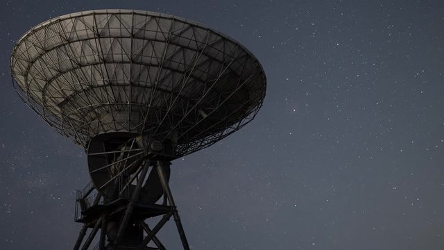 Milky Way Rising over a Radio Telescope (time lapse/panning)