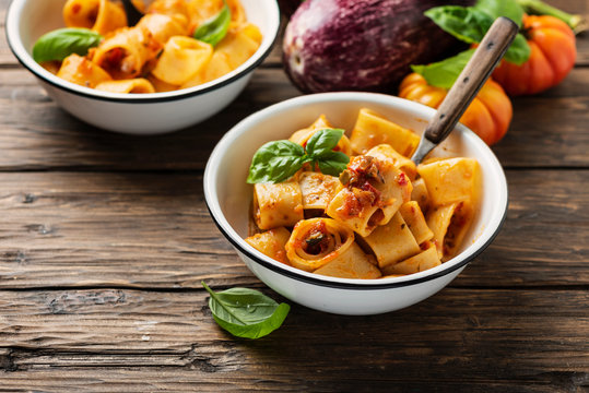 pasta calamarata with vegetarian sauce