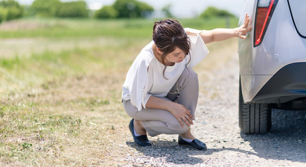クルマを点検する女性 © metamorworks