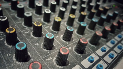 audio mixing console