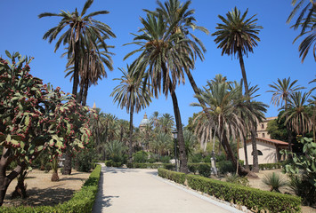 Fototapeta na wymiar Park mit Palmen in Palermo. Sizilien. Italien
