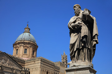 Fototapeta na wymiar Schutzpatron Ambrosius vor der Kathedrale Maria Santissima Assunta in Palermo. Sizilien. Italien