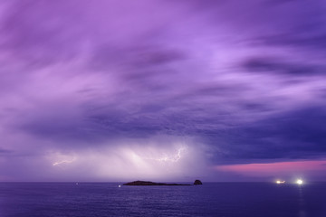 Tormenta sobre el mar.
